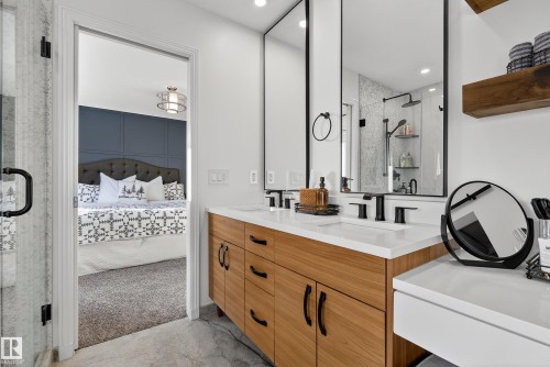 11709 13A Avenue, Edmonton, AB - Indoor Photo Showing Bathroom