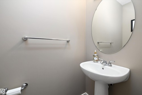1074 Watt Promenade, Edmonton, AB - Indoor Photo Showing Bathroom