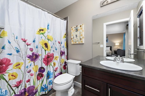 1074 Watt Promenade, Edmonton, AB - Indoor Photo Showing Bathroom