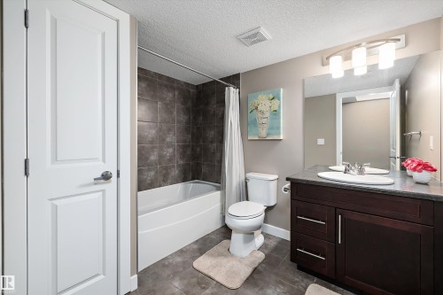 1074 Watt Promenade, Edmonton, AB - Indoor Photo Showing Bathroom