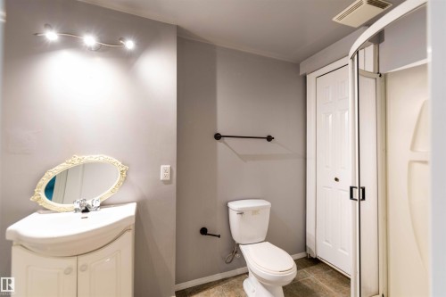 11211 11 Ave, Edmonton, AB - Indoor Photo Showing Bathroom