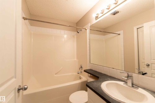 11211 11 Ave, Edmonton, AB - Indoor Photo Showing Bathroom