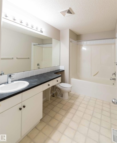 11211 11 Ave, Edmonton, AB - Indoor Photo Showing Bathroom