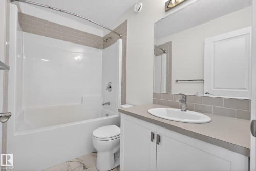 2416 Trumpeter Way, Edmonton, AB - Indoor Photo Showing Bathroom