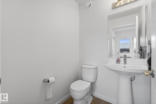 2416 Trumpeter Way, Edmonton, AB - Indoor Photo Showing Bathroom