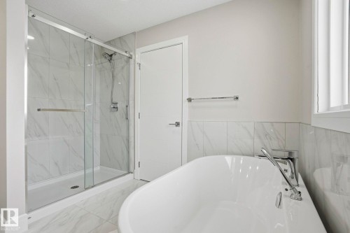 10633 64 Avenue, Edmonton, AB - Indoor Photo Showing Bathroom