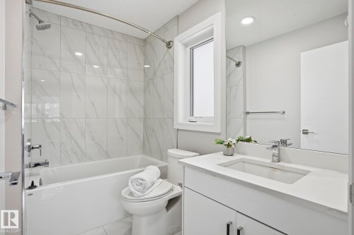 10633 64 Avenue, Edmonton, AB - Indoor Photo Showing Bathroom