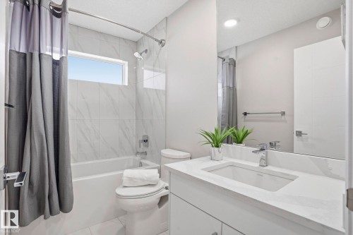 10633 64 Avenue, Edmonton, AB - Indoor Photo Showing Bathroom