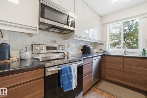 15016 51 Street, Edmonton, AB - Indoor Photo Showing Kitchen