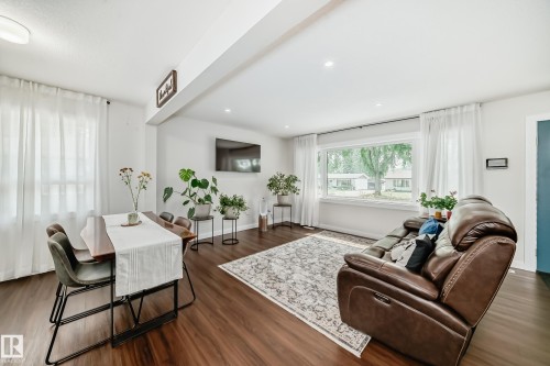 29 Sunset Boulevard, St. Albert, AB - Indoor Photo Showing Living Room