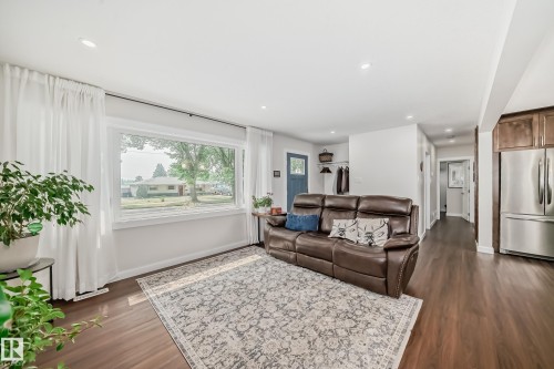 29 Sunset Boulevard, St. Albert, AB - Indoor Photo Showing Living Room