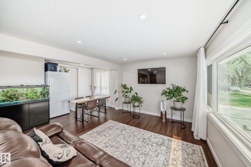 29 Sunset Boulevard, St. Albert, AB - Indoor Photo Showing Living Room