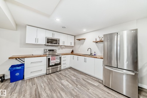 29 Sunset Boulevard, St. Albert, AB - Indoor Photo Showing Kitchen With Double Sink