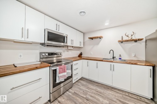 29 Sunset Boulevard, St. Albert, AB - Indoor Photo Showing Kitchen