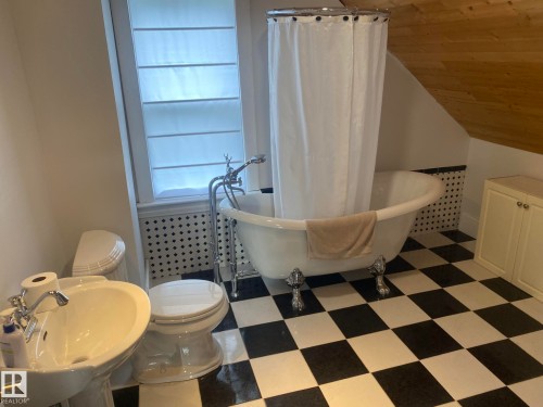 12811 121 Street, Edmonton, AB - Indoor Photo Showing Bathroom