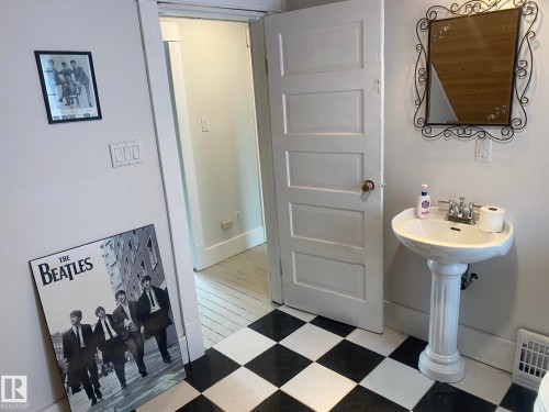 12811 121 Street, Edmonton, AB - Indoor Photo Showing Bathroom