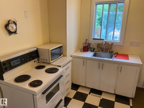 12811 121 Street, Edmonton, AB - Indoor Photo Showing Kitchen