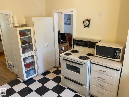 12811 121 Street, Edmonton, AB - Indoor Photo Showing Kitchen