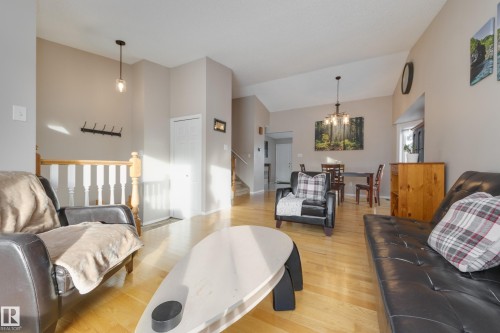 18812 93 Avenue, Edmonton, AB - Indoor Photo Showing Living Room