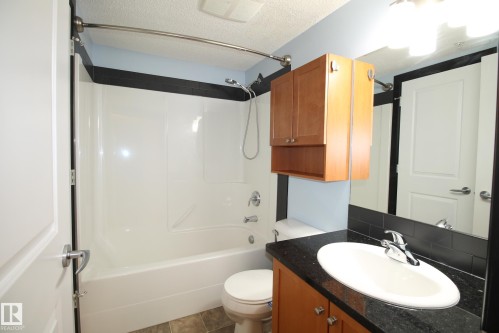 105 3719 Whitelaw Lane, Edmonton, AB - Indoor Photo Showing Bathroom