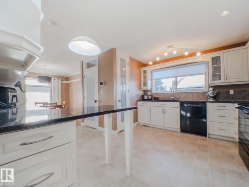 3204 113B Street, Edmonton, AB - Indoor Photo Showing Kitchen With Upgraded Kitchen