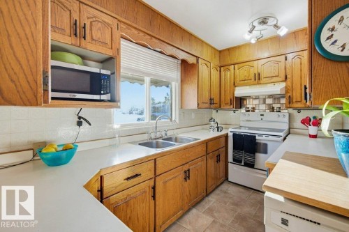 4704 54 Avenue, Wetaskiwin, AB - Indoor Photo Showing Kitchen With Double Sink