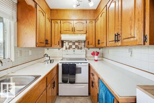 4704 54 Avenue, Wetaskiwin, AB - Indoor Photo Showing Kitchen With Double Sink