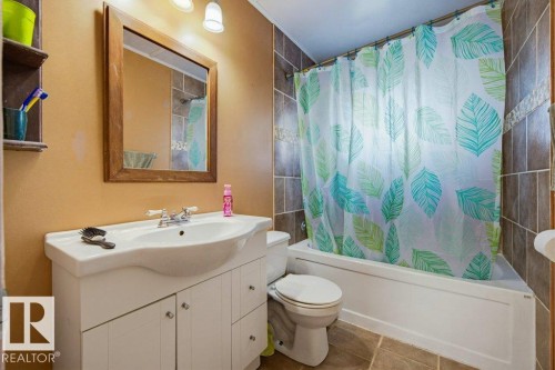 4704 54 Avenue, Wetaskiwin, AB - Indoor Photo Showing Bathroom