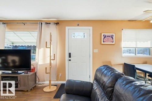 4704 54 Avenue, Wetaskiwin, AB - Indoor Photo Showing Living Room