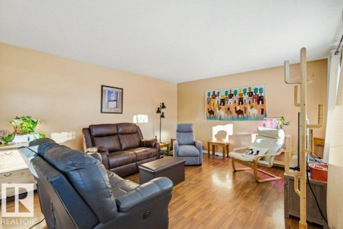 4704 54 Avenue, Wetaskiwin, AB - Indoor Photo Showing Living Room