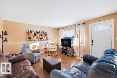 4704 54 Avenue, Wetaskiwin, AB - Indoor Photo Showing Living Room