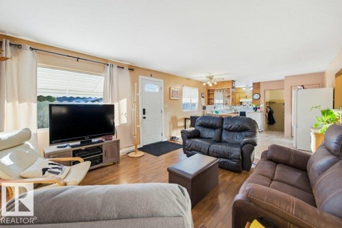 4704 54 Avenue, Wetaskiwin, AB - Indoor Photo Showing Living Room