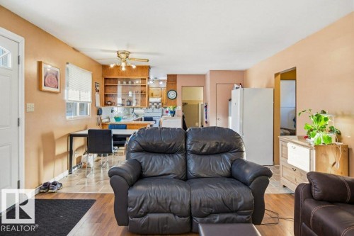 4704 54 Avenue, Wetaskiwin, AB - Indoor Photo Showing Living Room
