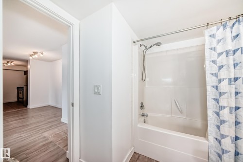 304 10303 105 Street, Edmonton, AB - Indoor Photo Showing Bathroom