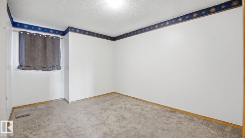 Empty room featuring carpet and a textured ceiling - 1509 Jarvis Cr, Edmonton, AB - Indoor Photo Showing Other Room