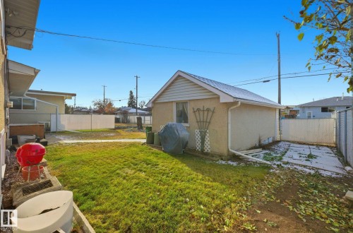Fenced backyard with an outbuilding - 12916 95A Street, Edmonton, AB - Outdoor