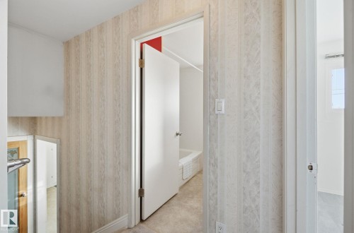 Full bathroom featuring shower / bathtub combination with curtain - 12916 95A Street, Edmonton, AB - Indoor