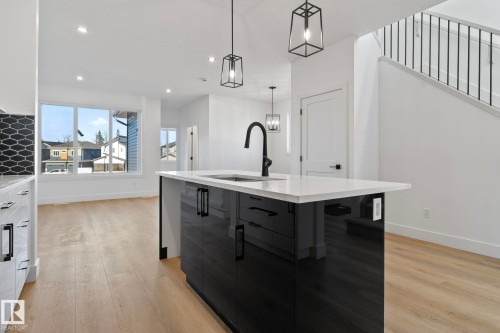 326 32 Avenue, Edmonton, AB - Indoor Photo Showing Kitchen With Upgraded Kitchen