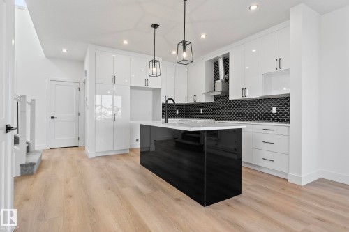 326 32 Avenue, Edmonton, AB - Indoor Photo Showing Kitchen With Upgraded Kitchen
