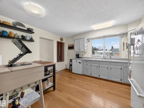11008 40 Avenue, Edmonton, AB - Indoor Photo Showing Kitchen
