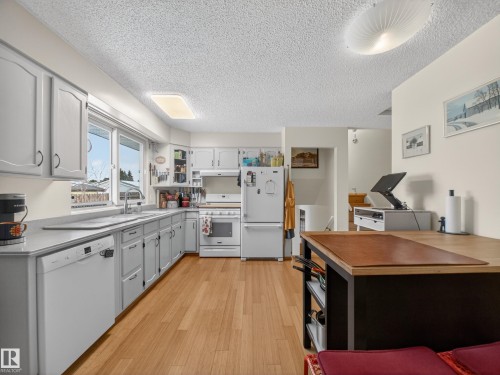 11008 40 Avenue, Edmonton, AB - Indoor Photo Showing Kitchen