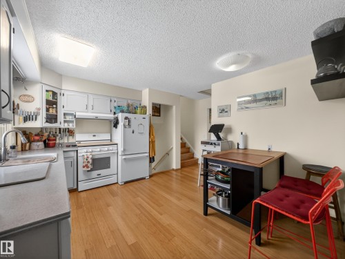 11008 40 Avenue, Edmonton, AB - Indoor Photo Showing Kitchen