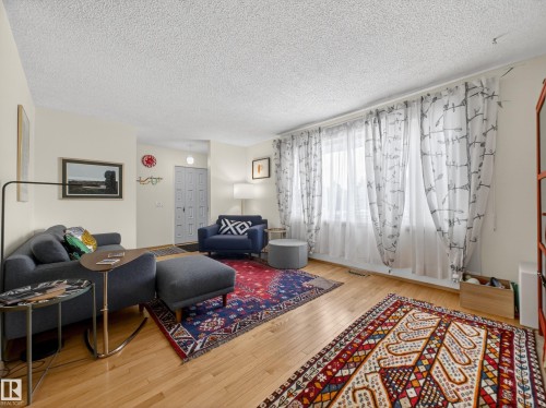 11008 40 Avenue, Edmonton, AB - Indoor Photo Showing Living Room