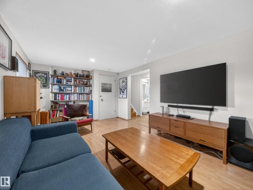 11008 40 Avenue, Edmonton, AB - Indoor Photo Showing Living Room