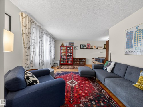 11008 40 Avenue, Edmonton, AB - Indoor Photo Showing Living Room