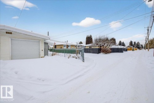 View of yard covered in snow - Edmonton, AB - Outdoor