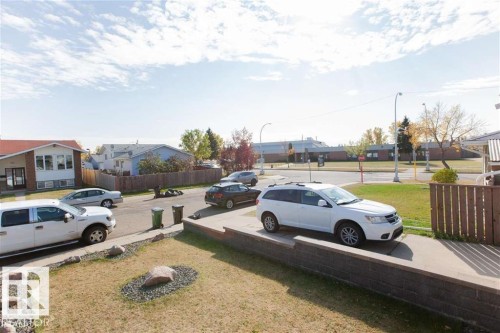 View of yard with a residential view - 17208 106 Street, Edmonton, AB - Outdoor