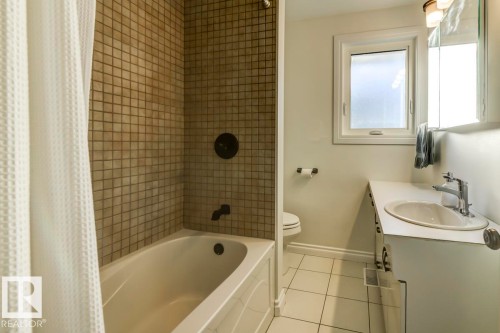 14343 92A Avenue, Edmonton, AB - Indoor Photo Showing Bathroom