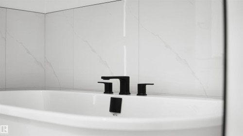 807 30 Avenue, Edmonton, AB - Indoor Photo Showing Bathroom