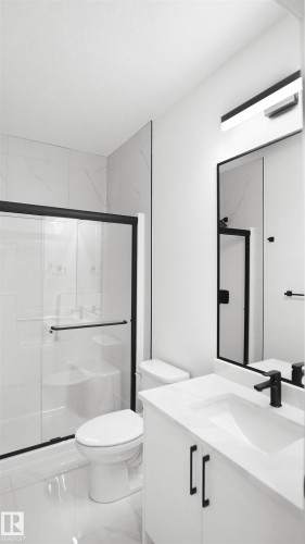 807 30 Avenue, Edmonton, AB - Indoor Photo Showing Bathroom